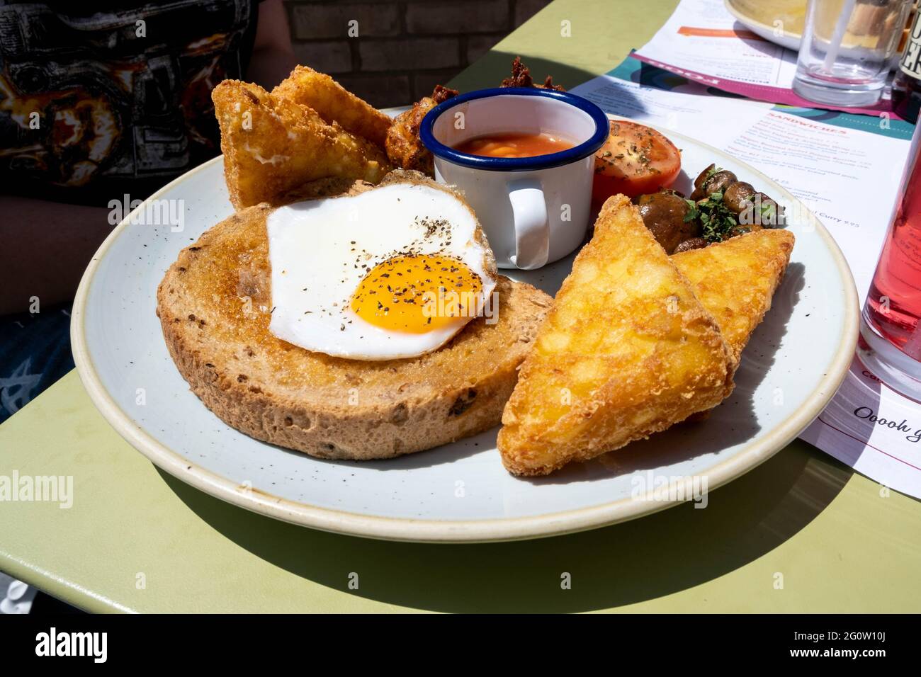 Epsom Surrey Londres, Royaume-Uni, juin 03 2021, UN petit déjeuner végétarien sain de pain grillé aux oeufs aux haricots blancs de frêne, tomates et champignons Banque D'Images