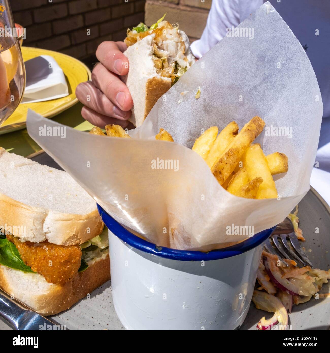 Epsom Surrey Londres, Royaume-Uni, juin 03 2021, Anonymous Man Holding A Fish Finge Sandwich with Fresh Fried Chips Banque D'Images