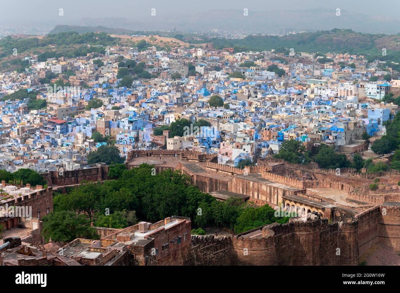 Le paysage urbain de Jodhpur, Rajasthan, en Inde, a appelé la ville bleue pour les maisons de couleur bleue. Image prise du haut du fort og Meharangarh montrant une partie de la ville. Banque D'Images