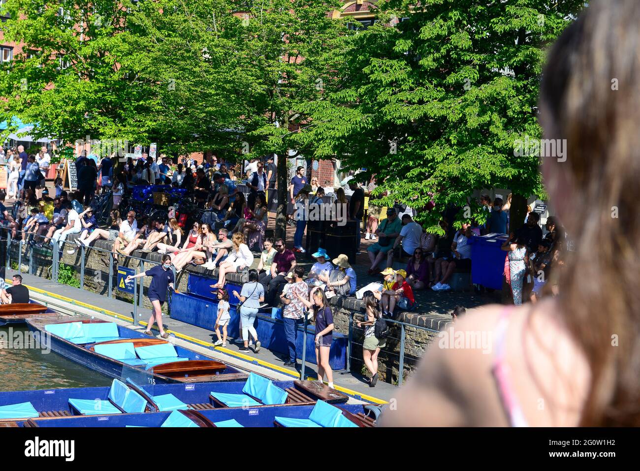 Cambridge, Royaume-Uni, Angleterre, 31-mai-2021., rivière animée CAM avec les touristes se détendant à côté de la rivière CAM dans la zone touristique populaire. Banque D'Images