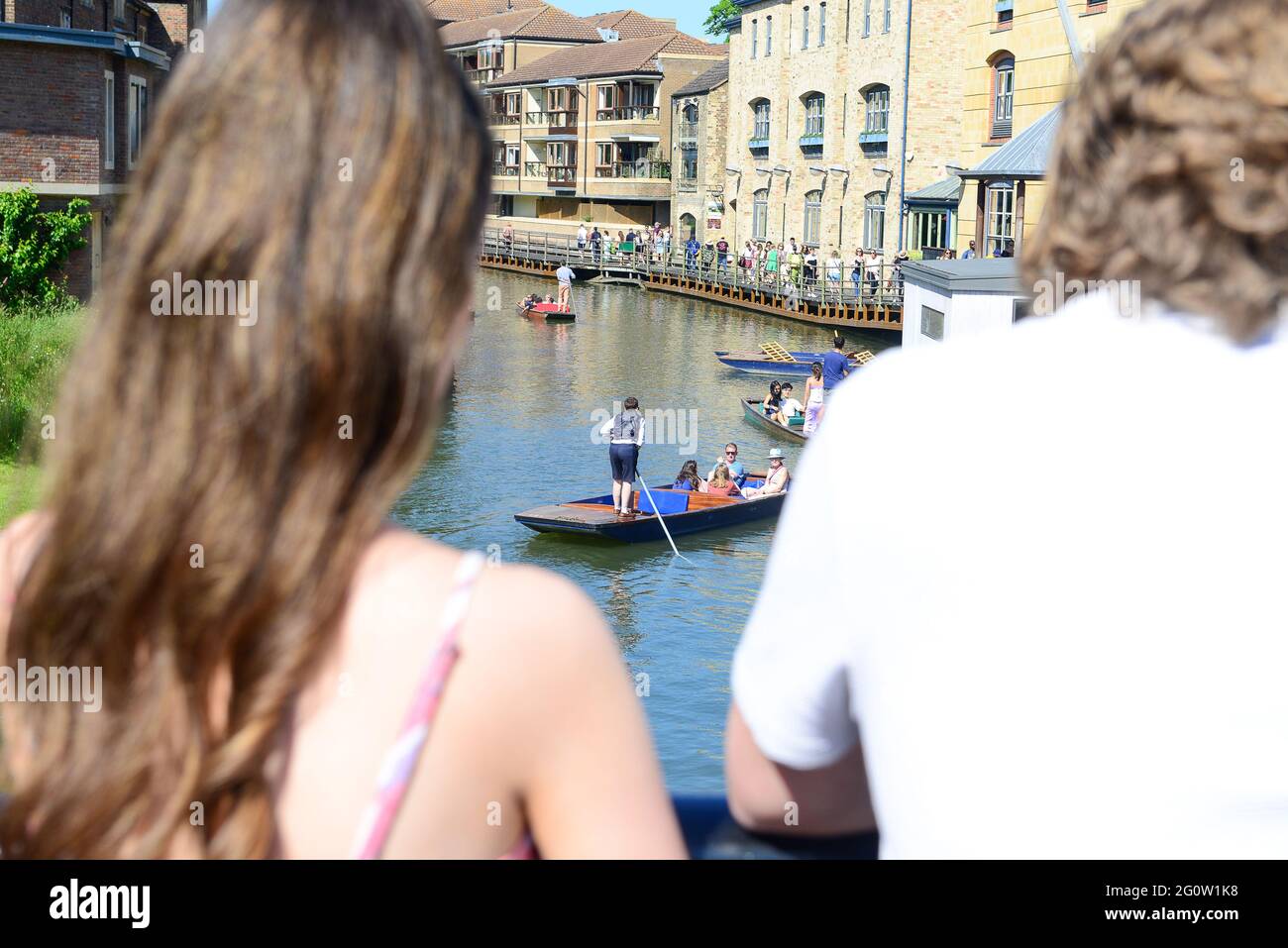 Cambridge, Royaume-Uni, Angleterre, 31-mai-2021., rivière animée CAM avec les touristes regardant les gens sur la rivière Banque D'Images