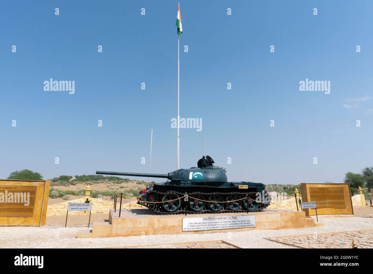 Laugewala, Jaislamer, Rajasthan - 15th octobre 2019 : Un réservoir T - 59 du Pakistan détruit conservé comme symbole de la victoire indienne au musée de guerre de Laugewala. Banque D'Images