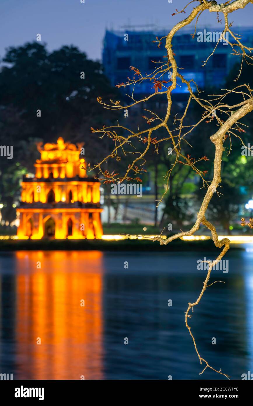 Tour de tortue, symbole du Vietnam, au crépuscule au lac Hoan Kiem (lac Ho Guom ou Sword) Banque D'Images