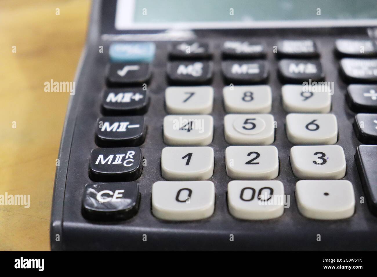 Une calculatrice est un appareil qui effectue des opérations arithmétiques  sur des nombres. Les calculatrices les plus simples ne peuvent effectuer  que l'addition, la soustraction, la multiplication, a Photo Stock - Alamy