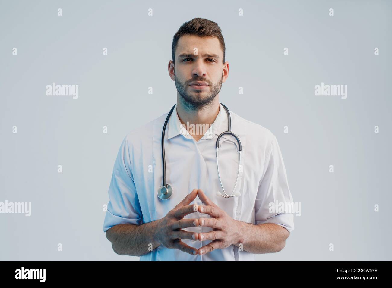 Jeune médecin européen masculin concentré en studio Banque D'Images