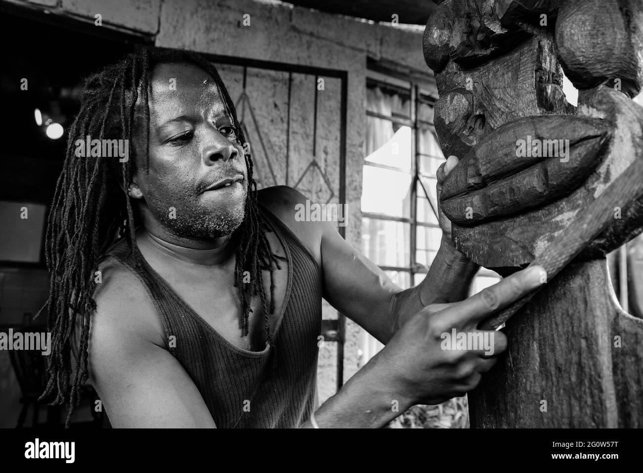 JOHANNESBURG, AFRIQUE DU SUD - 05 janvier 2021: Johannesburg, Afrique du Sud - 17 janvier 2011: African Man sculpteur sculptant une statue traditionnelle de woo Banque D'Images