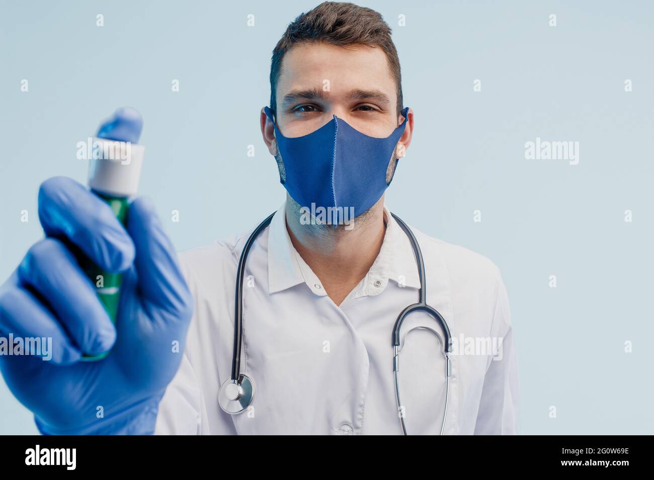 Médecin européen montrant un inhalateur en studio Banque D'Images
