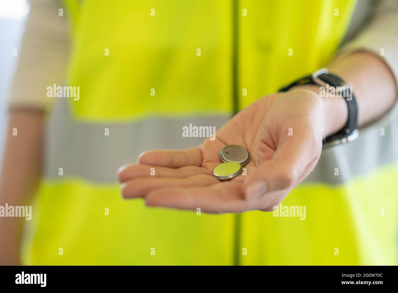 Contenir deux petites piles pour souligner qu'elles doivent être récupérées, triées et recyclées. Banque D'Images