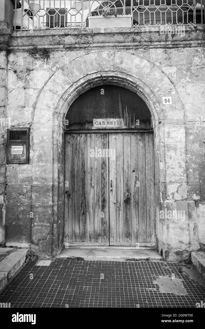 Vieux toilettes publiques dans le centre ville de Caltanissetta, Sicile, Italie, Europe Banque D'Images