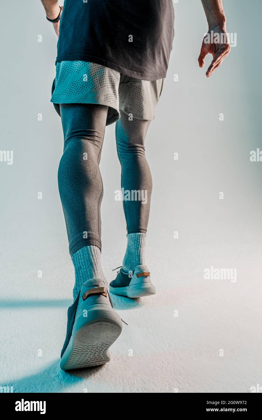 Vue de dessous du sportif coureur en studio Banque D'Images