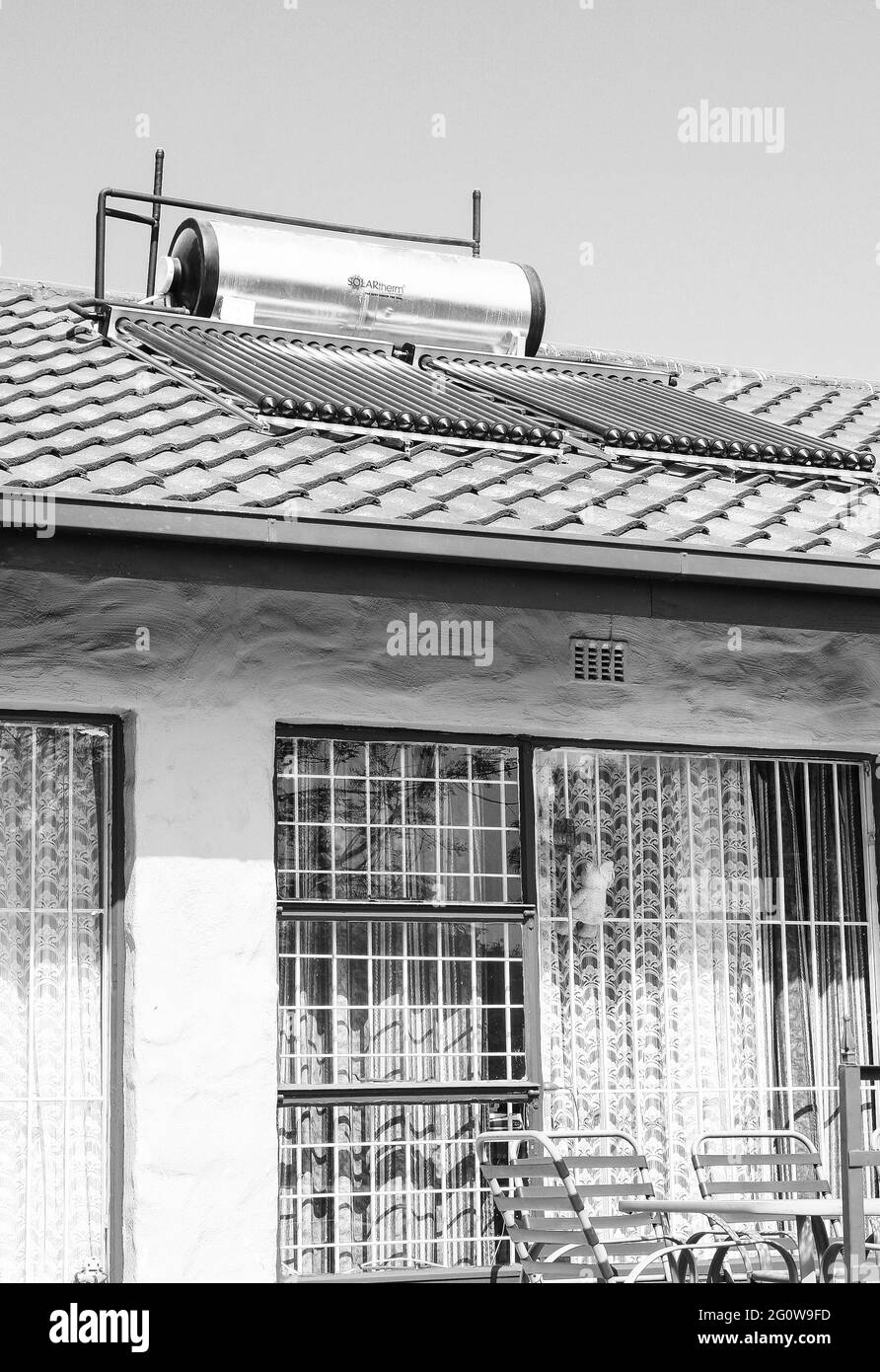 JOHANNESBURG, AFRIQUE DU SUD - 06 janvier 2021: Johannesburg, Afrique du Sud - août 28 2010: Tubes solaires de chauffage d'eau sur un toit Banque D'Images