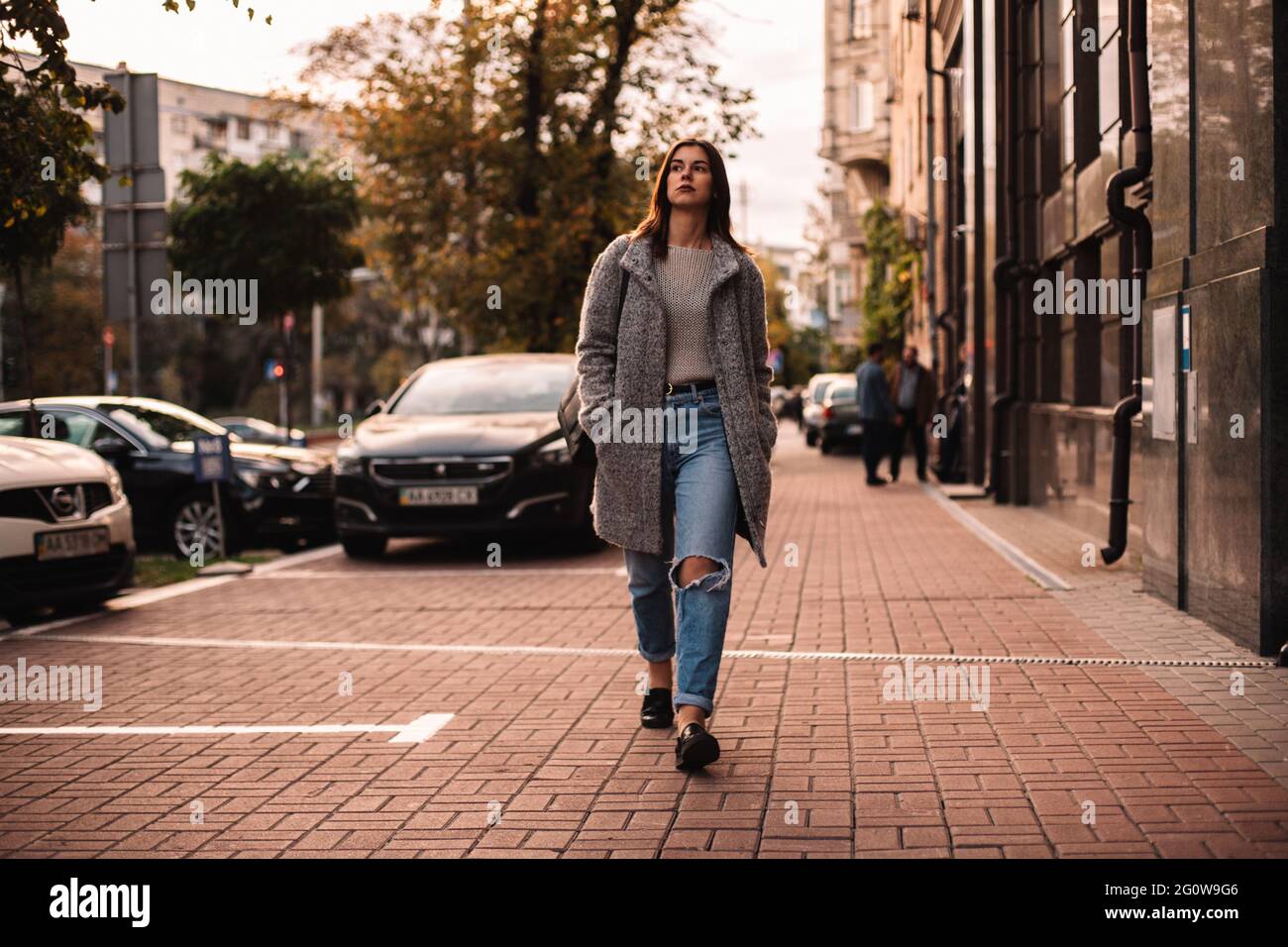 Femme attentionnés marchant dans la rue en ville Banque D'Images