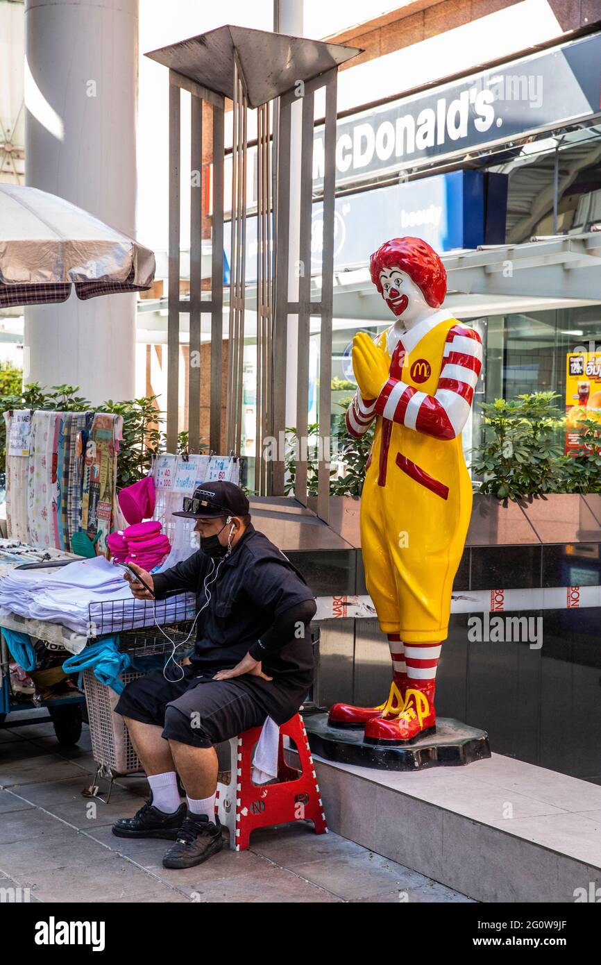 Un fournisseur sans client semble être béni par Ronald McDonald Banque D'Images