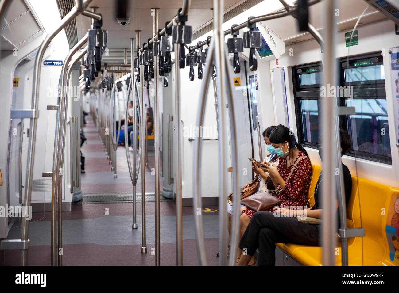 SkyTrain est presque vide alors que les navetteurs restent à la maison pendant l'épidémie de Covid Banque D'Images