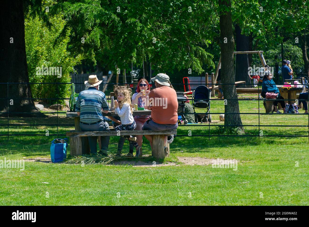 Iver, Buckinghamshire, Royaume-Uni. 3 juin 2021. Les gens étaient dehors en appréciant le temps chaud aujourd'hui à Langley Park. Le parc paysager du XVIIIe siècle fait partie du parc régional de la vallée de Colne et cette période de l'année a de beaux rhododendrons et azalées. Crédit : Maureen McLean/Alay Live News Banque D'Images