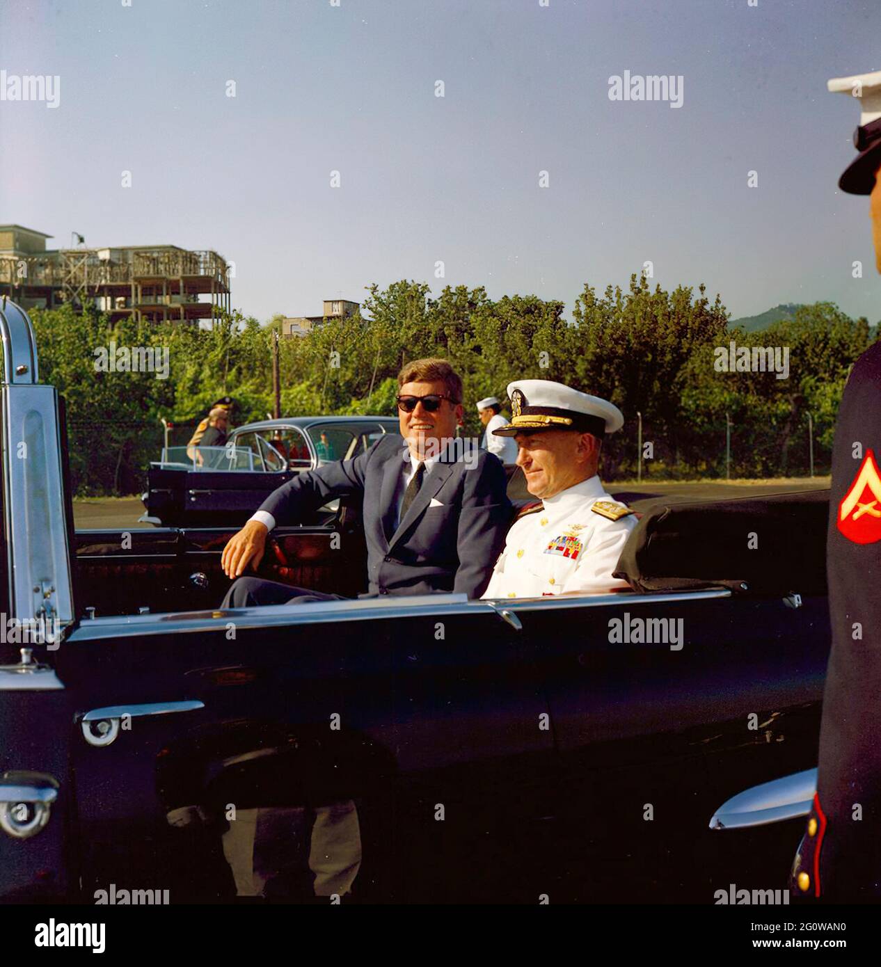 2 juillet 1963 le président John F. Kennedy et l'amiral J.S. Russell dans une limousine à toit ouvert. Organisation du Traité de l'Atlantique Nord (OTAN), Naples (Italie). Banque D'Images