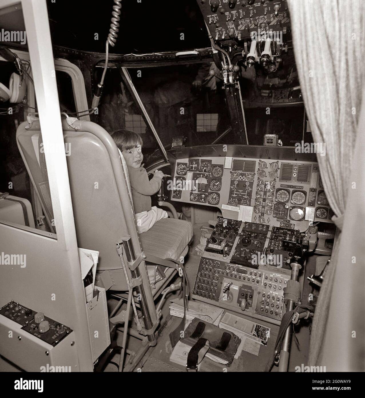 31 mars 1963 week-end au Camp David. John F. Kennedy, Jr. Assis au siège du pilote d'un hélicoptère au Camp David. Merci de noter Robert Knudsen. Photos de la Maison Blanche. John F. Kennedy Presidential Library and Museum, Boston Banque D'Images