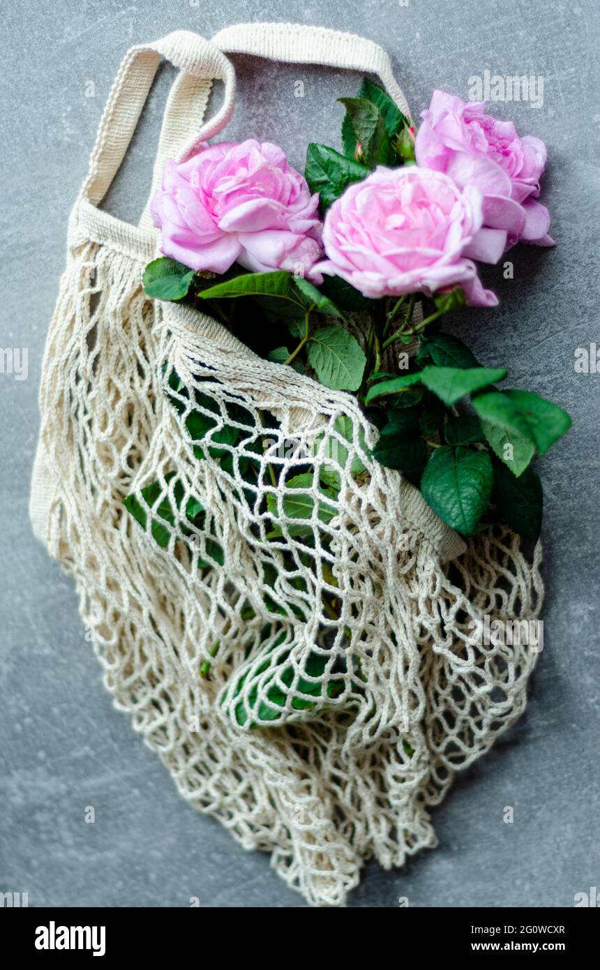 fleurs roses dans un sac rétro, espace libre Banque D'Images