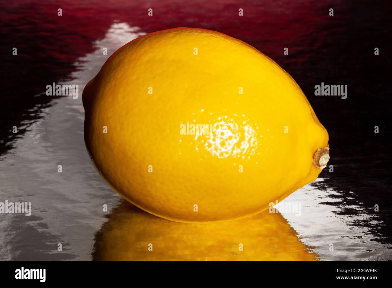 citron sur fond réfléchissant noir Banque D'Images