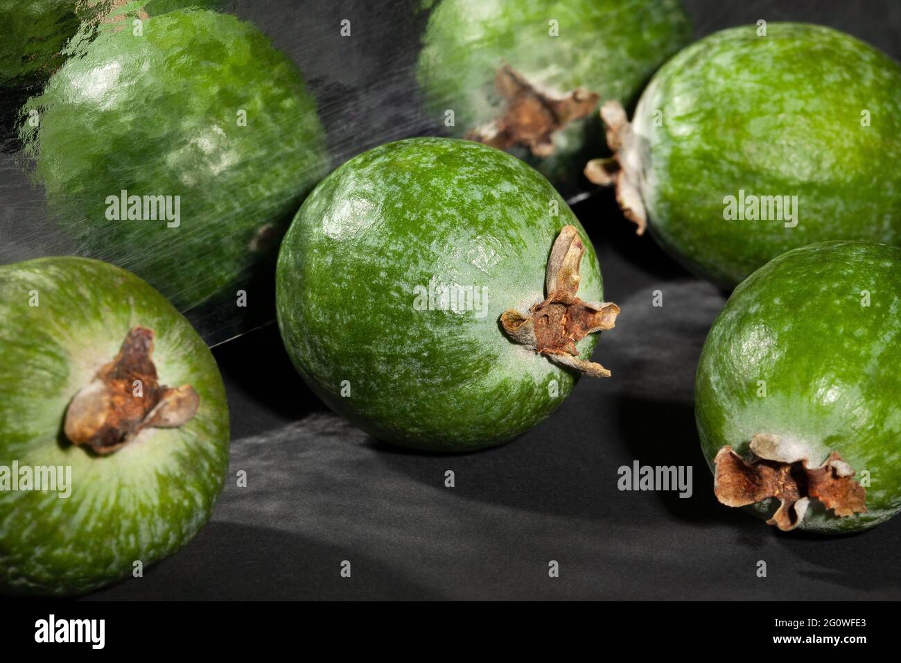 feijoa miroir sur fond noir Banque D'Images