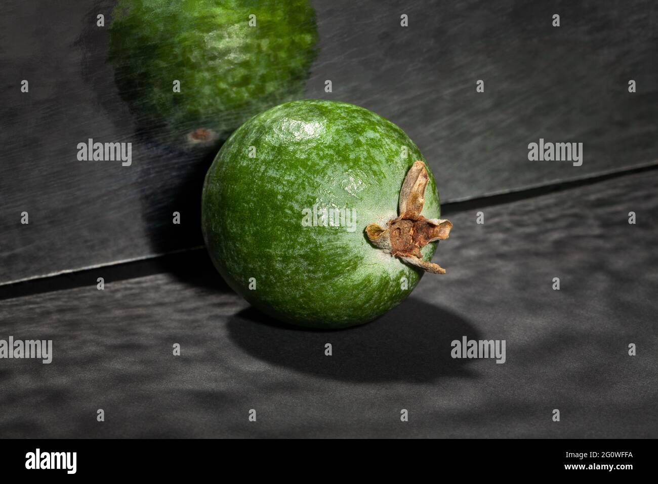 feijoa miroir sur fond noir Banque D'Images