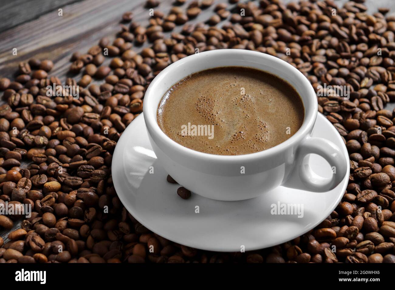 Tasse de café et grains de café. Copier l'espace. Espresso ou Americano dans une tasse. Fond de grains de café Banque D'Images