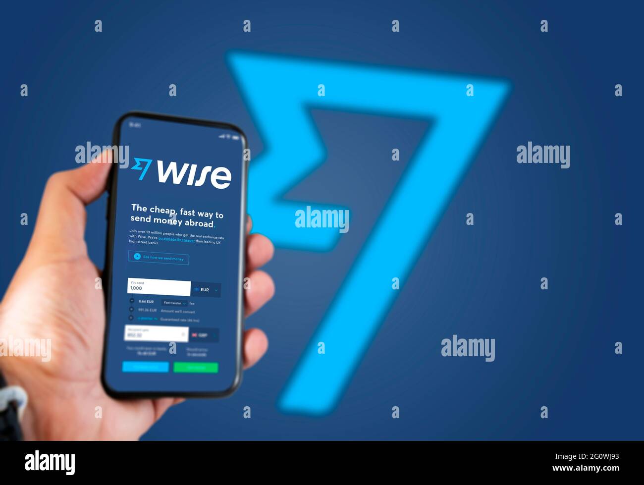 Londres, Royaume-Uni, mai 2021: Une main tenant un téléphone avec l'application Wise sur l'écran. Wise est une société de services de technologie financière Banque D'Images