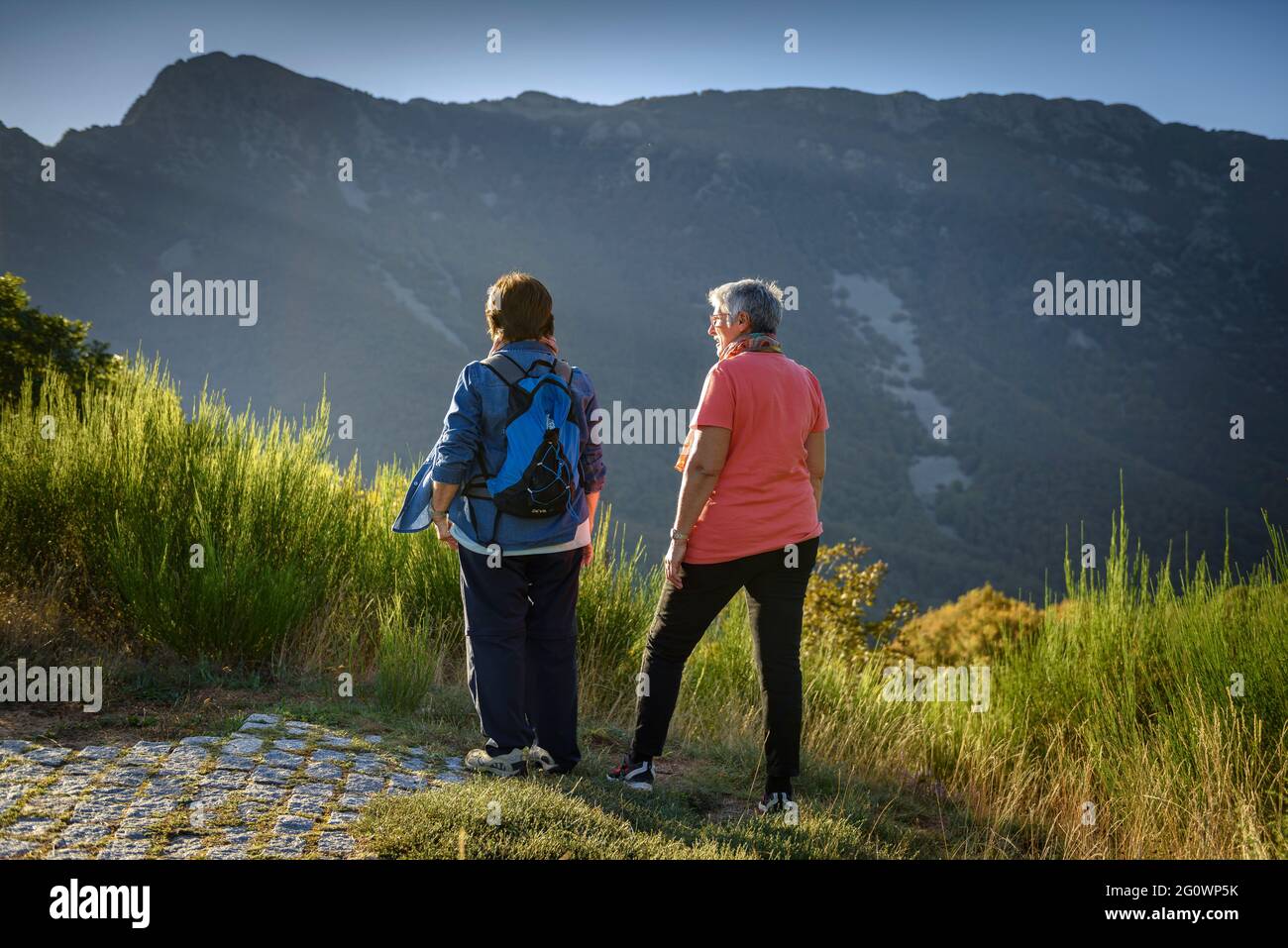 Deux touristes au point de vue du Coll de Sant Marçal (Montseny, Catalogne, Espagne) ESP: Dos turistas en el mirador del collado de Sant Marçal, Montseny Banque D'Images
