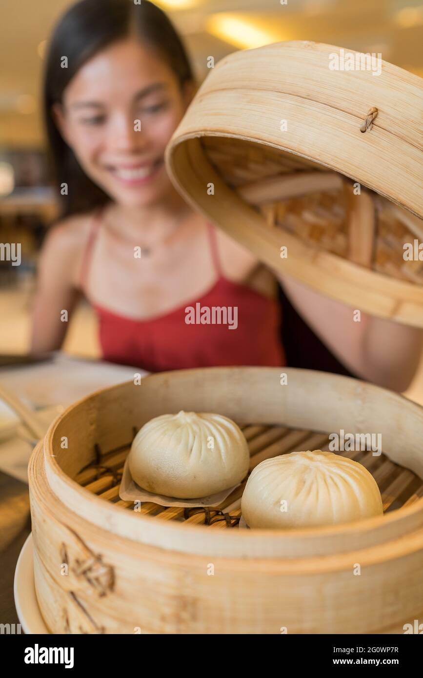 Femme asiatique mangeant au restaurant chinois dim sum Banque D'Images