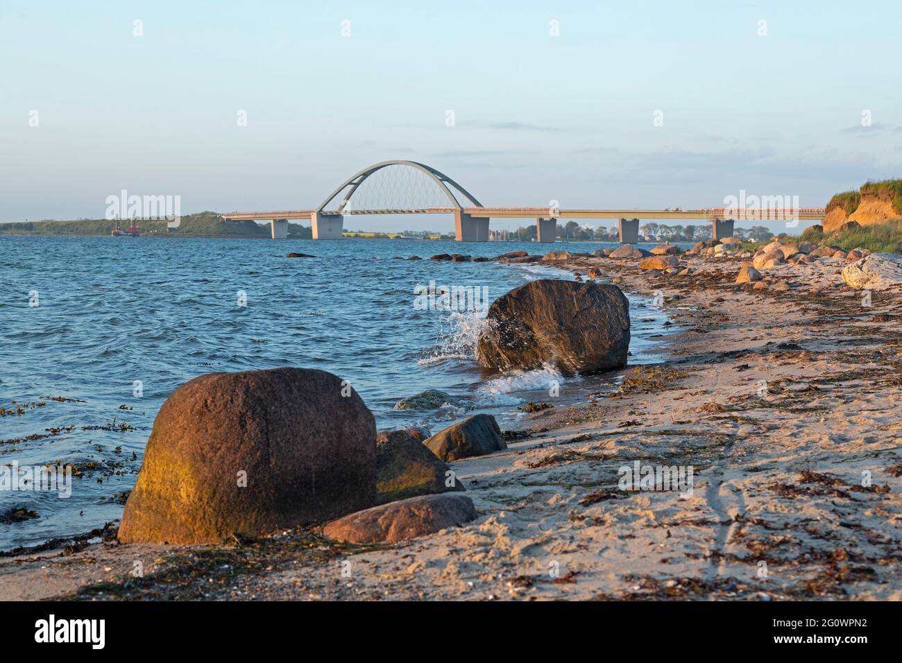 plage, Fehmarn Sound Bridge, West Beach, Großenbrode, Schleswig-Holstein, Allemagne Banque D'Images