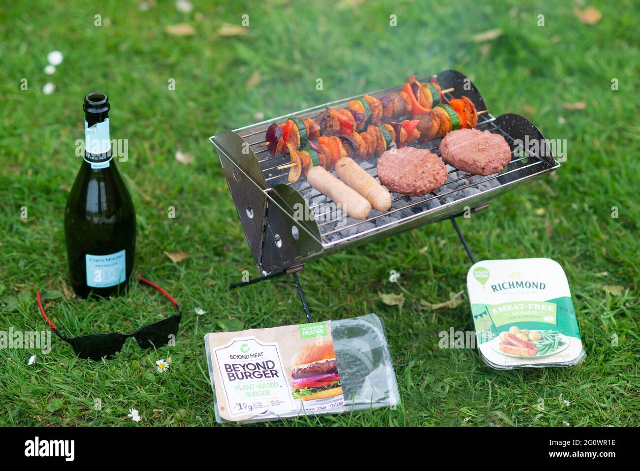 barbecue à base de légumes avec hamburgers à l'extérieur de la viande, saucisses sans viande de richmond et kebabs de légumes avec ce que les morceaux de poulet de cluck. Banque D'Images barbecue à base de légumes avec hamburgers à l'extérieur de la viande, saucisses sans viande de richmond et kebabs de légumes avec ce que les morceaux de poulet de cluck. Banque D'Images