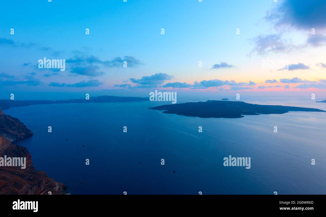 Mer au coucher du soleil depuis l'île de Santorini en Grèce. Nature grecque, vue panoramique Banque D'Images