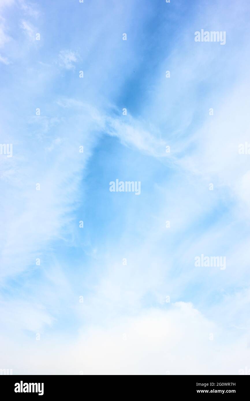 Ciel avec des nuages blancs clairs - fond naturel Banque D'Images