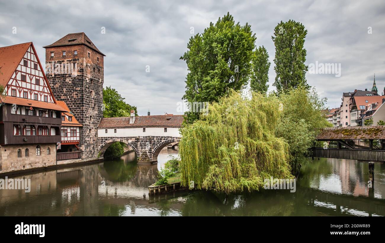 Nuremberg en Allemagne. Vue panoramique sur la rivière Pegnitz et le pont Maxbrucke. Paysage allemand Banque D'Images
