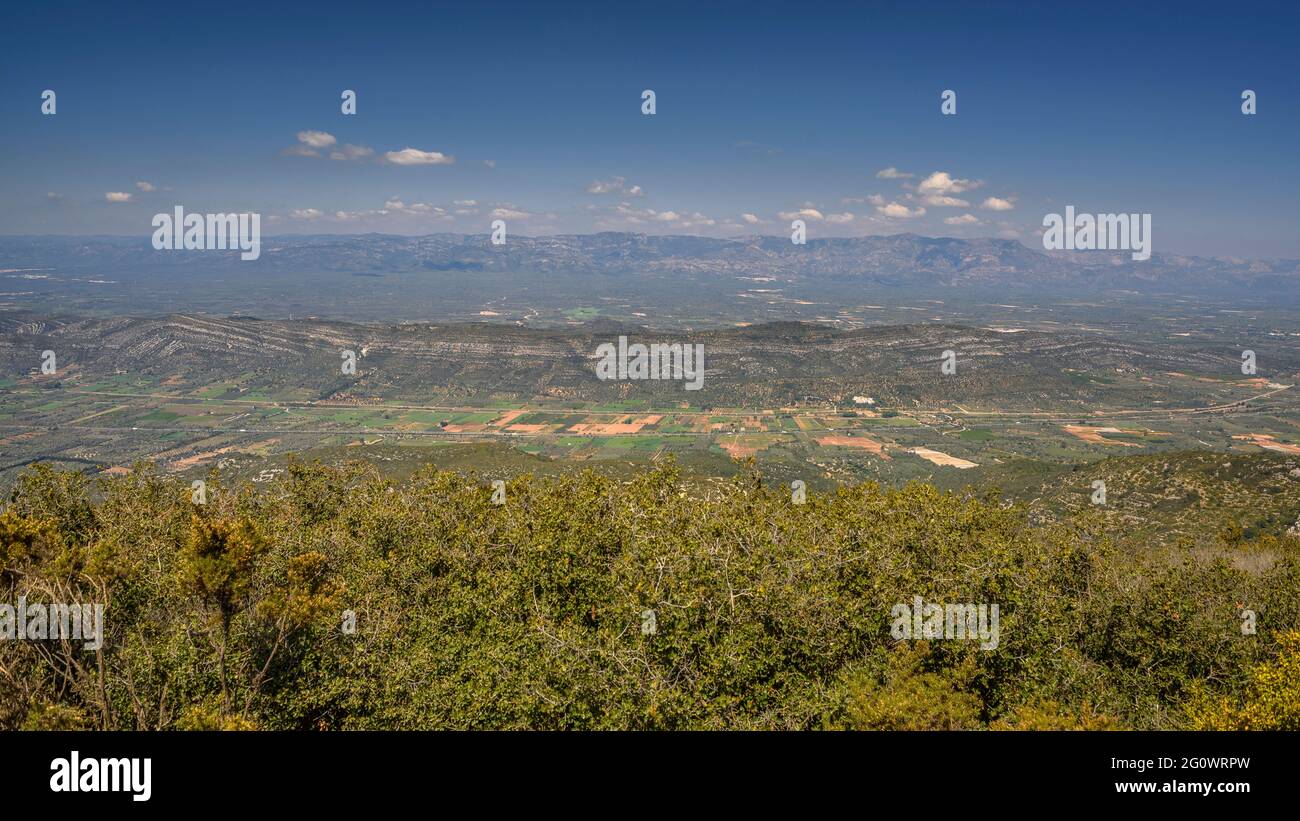 Vue depuis le sommet de Torreta de Montsià vers la région de Montsià. En arrière-plan, les montagnes des ports (Tarragone, Catalogne, Espagne) Banque D'Images