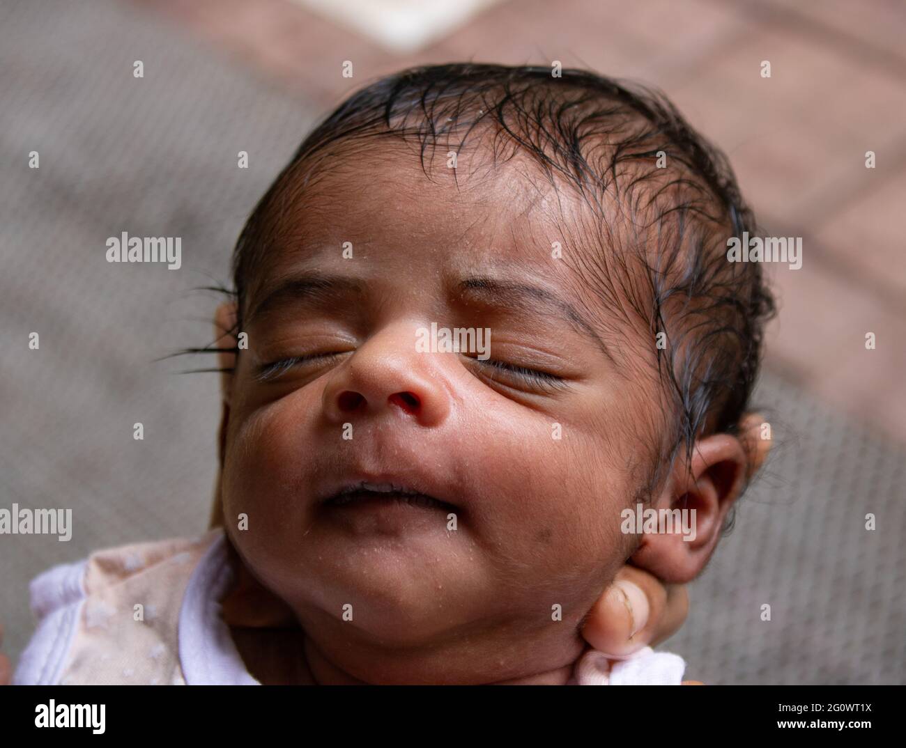 un nouvel enfant de garçon porté dormant sur la main de sa mère Banque D'Images