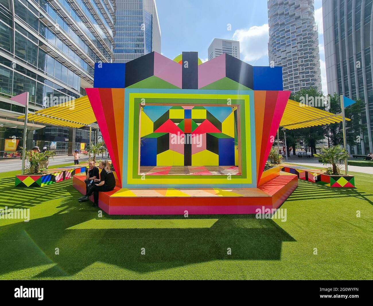 Londres, Royaume-Uni. 3 juin 2021. Vue générale de ''˜Sun Pavilion' de Morag Myerscough à Montgomery Square, Canary Wharf à Londres est conçu avec son utilisation exclusive de formes, de couleurs et de motifs.le pavillon a été spécialement conçu pour son emplacement, situé parmi mais en contraste avec les bâtiments en verre entourant de haute élévation synonyme de Canary Wharf. Crédit : Dave Rushen/SOPA Images/ZUMA Wire/Alay Live News Banque D'Images