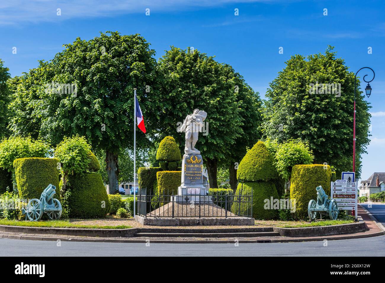 Mémorial de guerre avec statue de soldat tombé et obusiers de la première Guerre mondiale - Lucay-le-Male, Indre (36), France. Banque D'Images