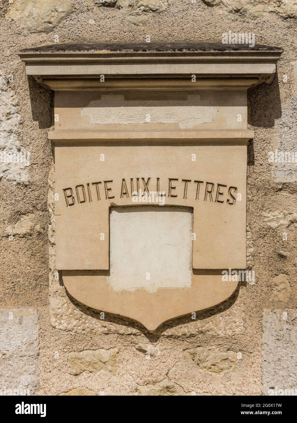 Boîte postale originale du XXe siècle maintenant bloquée dans le mur de poste - Lucay-le-Male, Indre (36), France. Banque D'Images