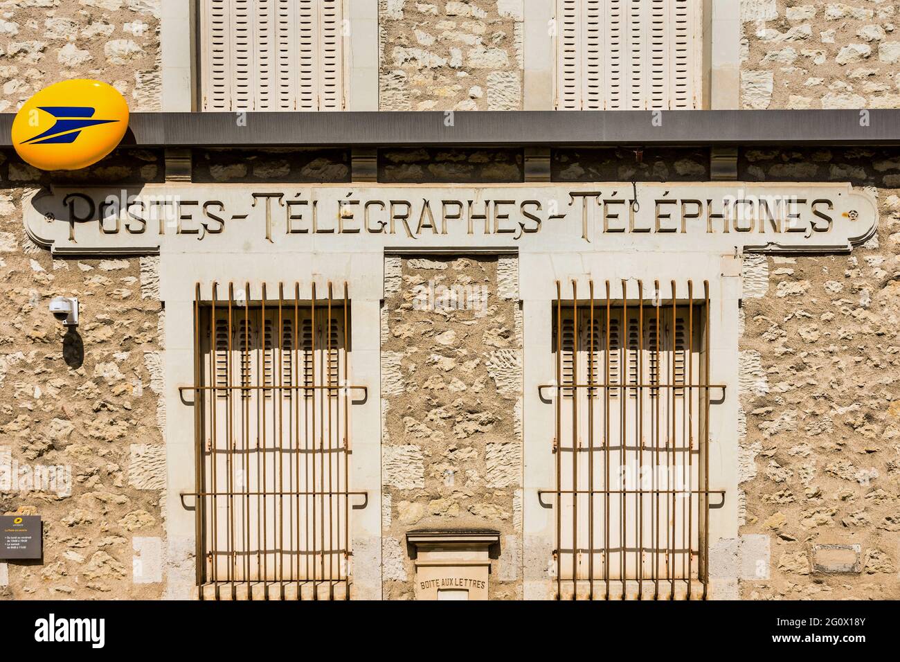 Avant du bureau de poste avec grille de sécurité sur les fenêtres - Lucay-le-Male, Indre (36), France. Banque D'Images