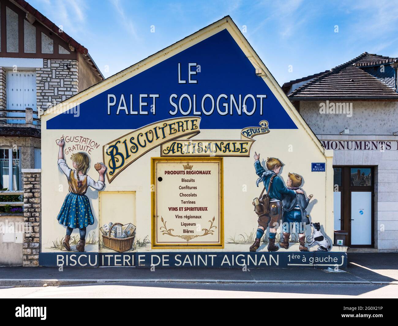 Décoration murale / murale publicitaire pour biscuits locaux « le Palet Solognot » - Saint-Aignan, Loir-et-cher (41), France. Banque D'Images Décoration murale / murale publicitaire pour biscuits locaux « le Palet Solognot » - Saint-Aignan, Loir-et-cher (41), France. Banque D'Images