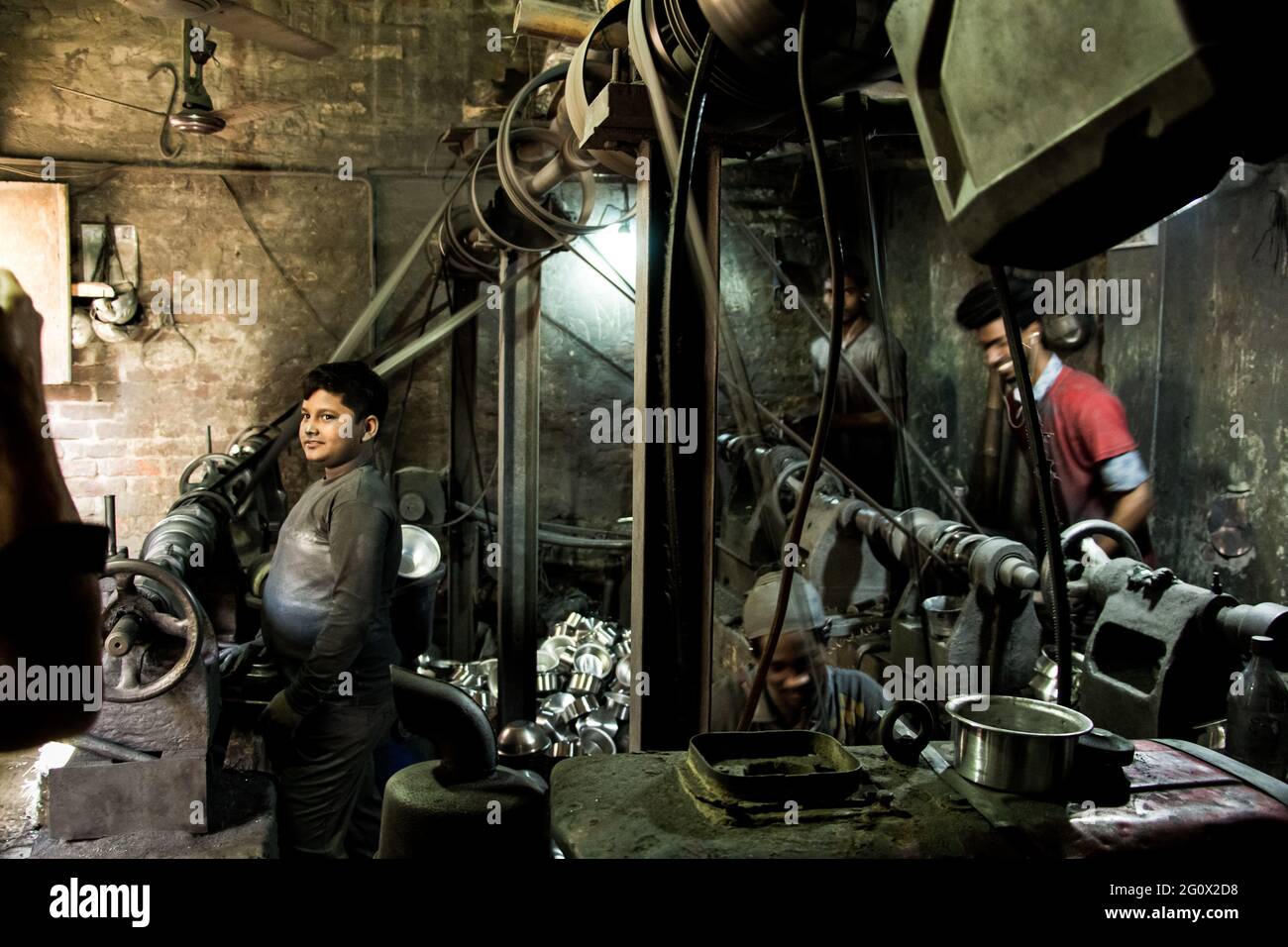 Enfant travailleur de l'usine d'aluminium, cette image a été prise le 13 février 2019 à Dhaka, Bangladesh, Aisa du Sud Banque D'Images