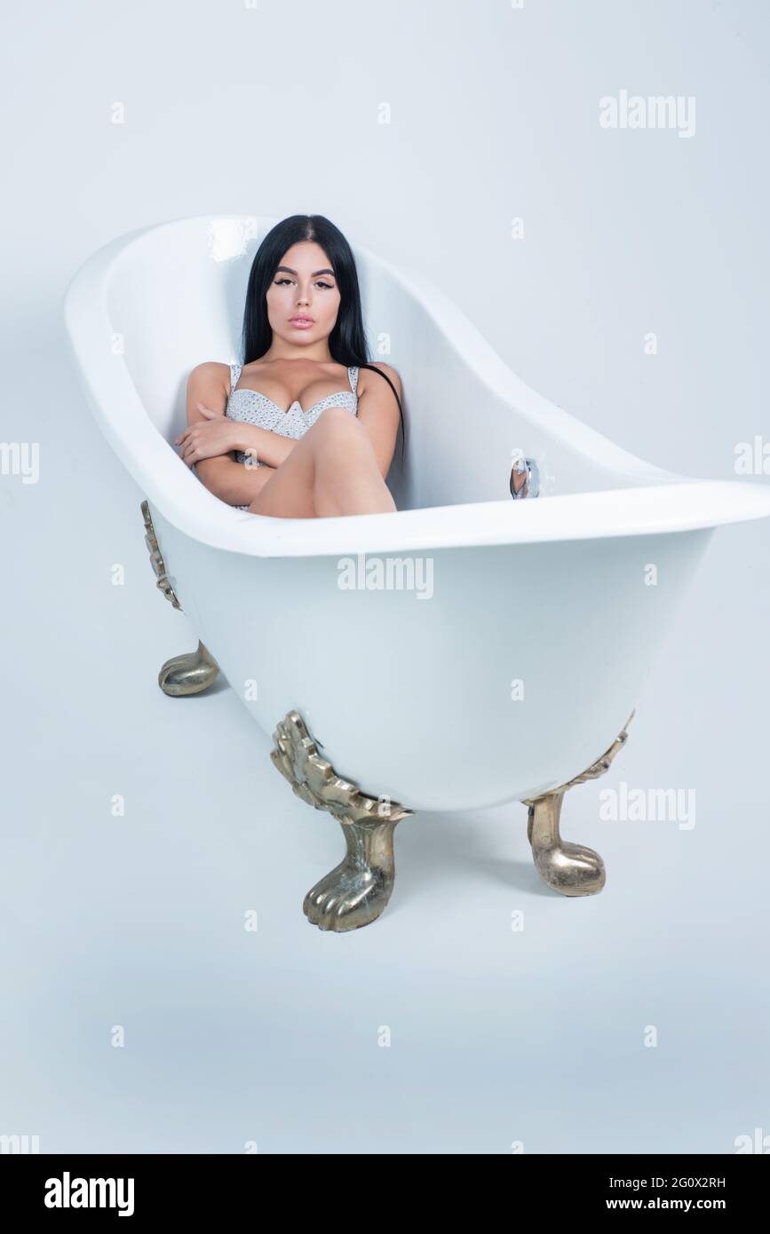 Mignonne et élégante. Femme sexy se détend dans la baignoire. Femme de mode  et de beauté Photo Stock - Alamy