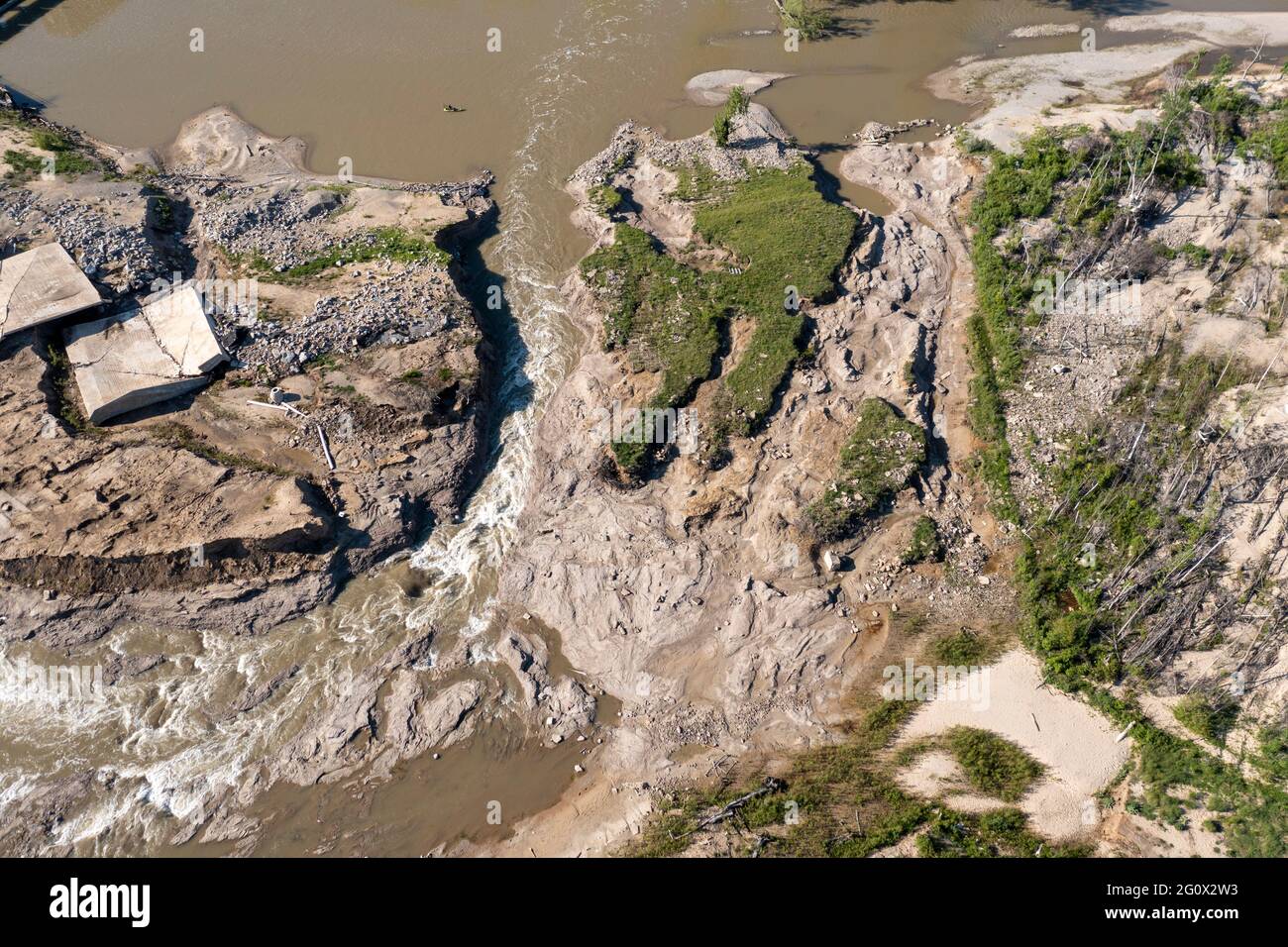 Sanford, Michigan - les conséquences des inondations de 2020 sur la rivière Tittabawassee, qui a violé des barrages mal entretenus et drainé Sanford et Wixom Lak Banque D'Images
