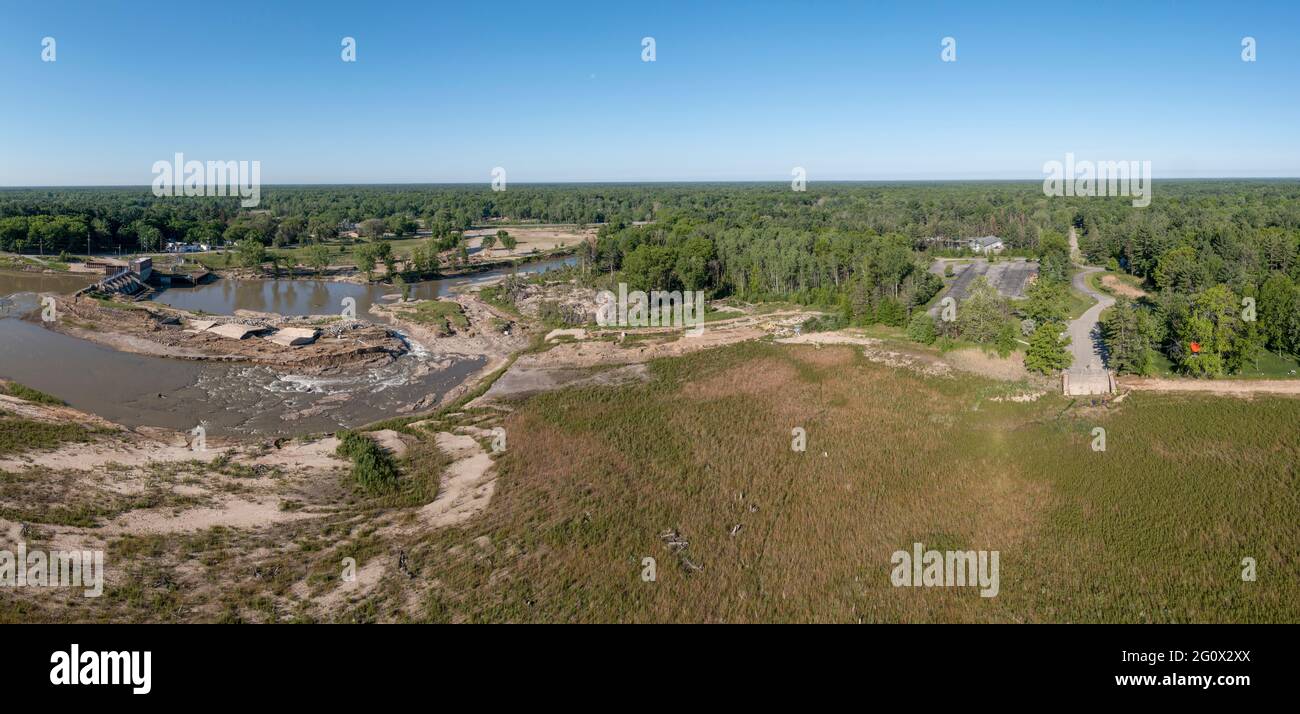 Sanford, Michigan - les conséquences des inondations de 2020 sur la rivière Tittabawassee, qui a violé des barrages mal entretenus et drainé Sanford et Wixom Lak Banque D'Images