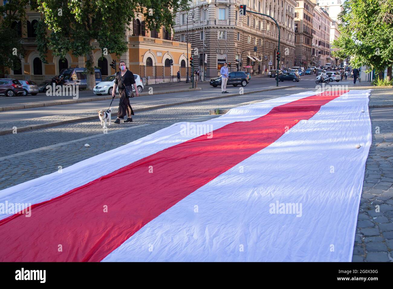 Rome, Italie. 03ème juin 2021. Une bannière aux couleurs du drapeau bélarussien utilisée par l'opposition au régime Loukachenko (photo de Matteo Nardone/Pacific Press) Credit: Pacific Press Media production Corp./Alay Live News Banque D'Images