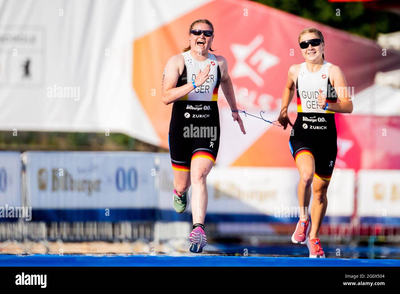 Berlin, Allemagne. 03ème juin 2021. NOUVEAU: Para-Triathlon: Championnat allemand, Olympiapark Berlin, Super Sprint distance, Relais mixte: Lena Dieter (l) est le premier à franchir la ligne d'arrivée avec son guide. Credit: Christoph Soeder/dpa/Alay Live News Banque D'Images