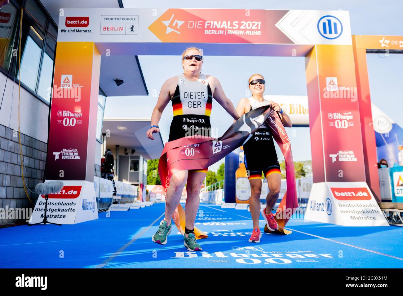 Berlin, Allemagne. 03ème juin 2021. Para-Triathlon: Championnat allemand, Olympiapark Berlin, Super Sprint distance, Relais mixte: Lena Dieter (l) est le premier à franchir la ligne d'arrivée avec son guide. Credit: Christoph Soeder/dpa/Alay Live News Banque D'Images