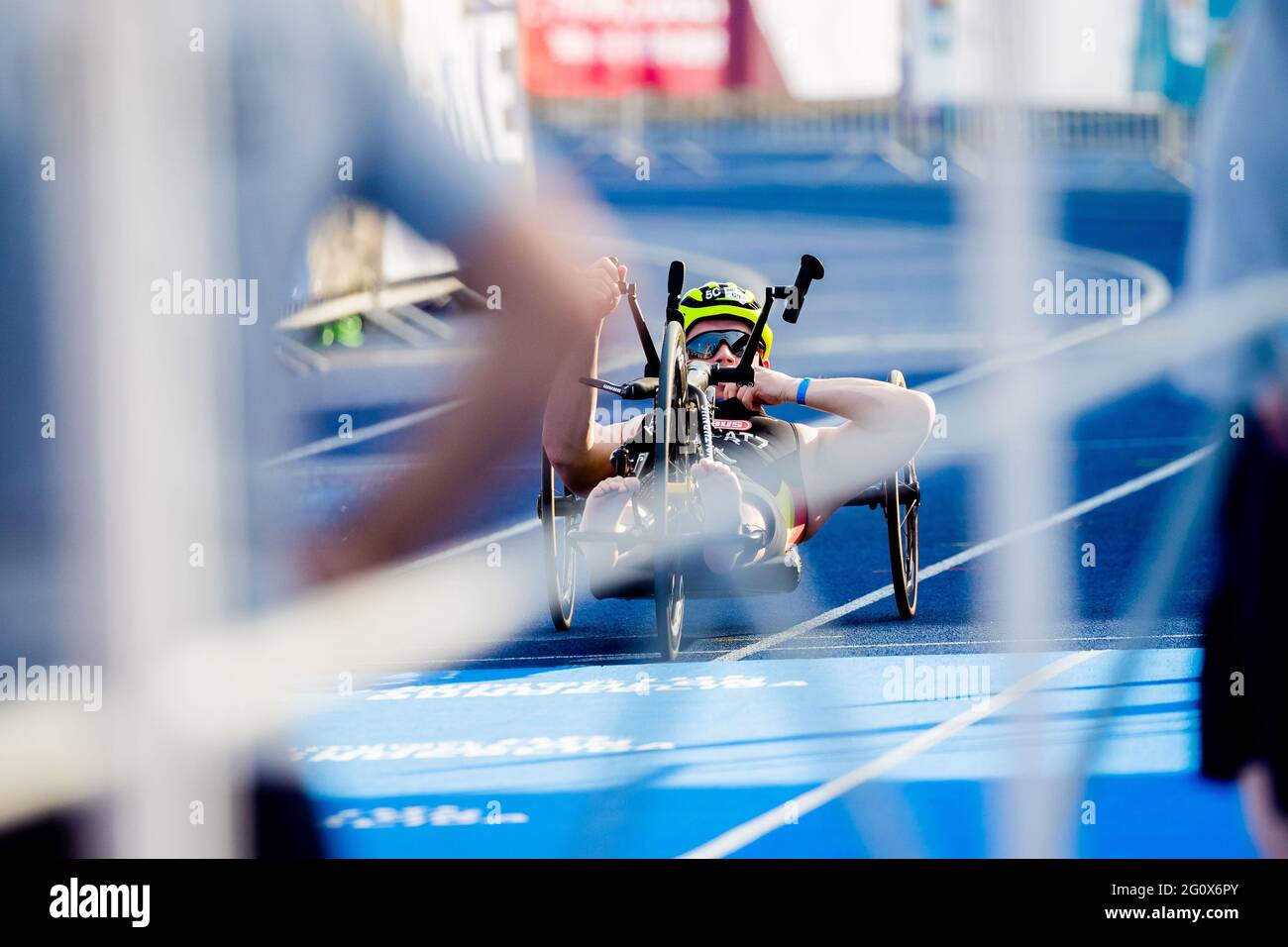 Berlin, Allemagne. 03ème juin 2021. Para-Triathlon: Championnat allemand, Olympiapark Berlin, distance Super Sprint, Relais mixte: Benjamin Lenatz atteint la zone de transition. Credit: Christoph Soeder/dpa/Alay Live News Banque D'Images