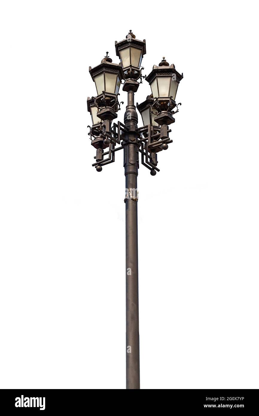Lampadaire sur fond blanc. La lanterne classique est isolée. Cinq plafonniers. Banque D'Images